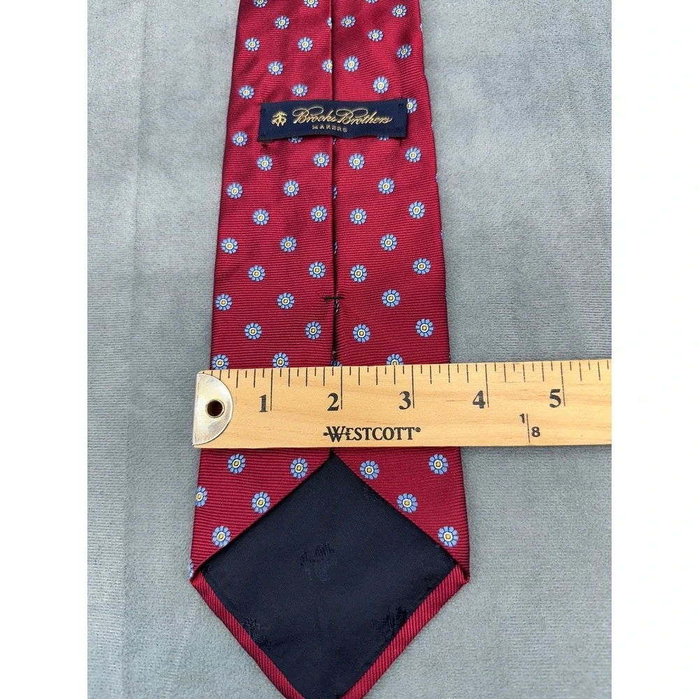 Brooks Brothers Makers Red Floral Silk Tie Made in USA 346 Classic Woven Italy‎